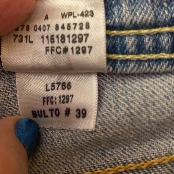 Levi’s Frayed Super Low Denim Shorts Size 11 - Picture 9 of 9